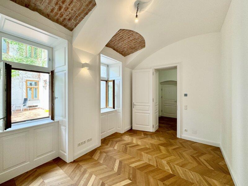 hofseitiges Zimmer