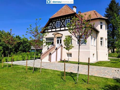 Modernisierte Prachtvilla mit traumhaften Garten und Blick auf die Burg Seebenstein - Preis auf Anfrage