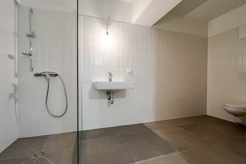 Badezimmer mit bodengleicher Dusche