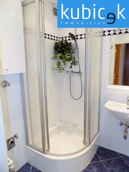 Dusche mit Waschtisch und Waschmaschinenanschluss