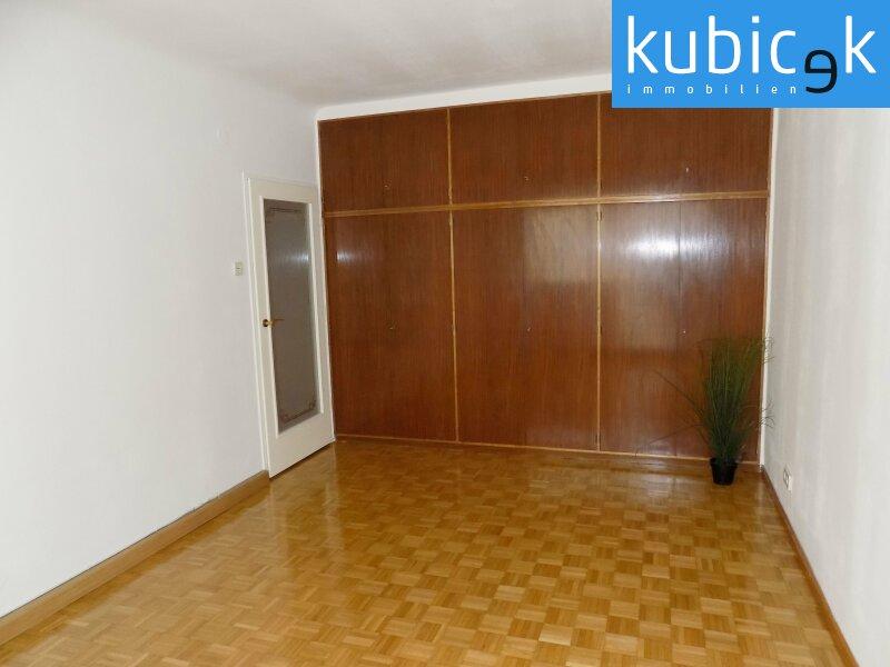 Schlafzimmer mit Einbauschrank