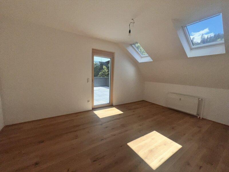 Schlafzimmer mit Ausgang auf Terrasse