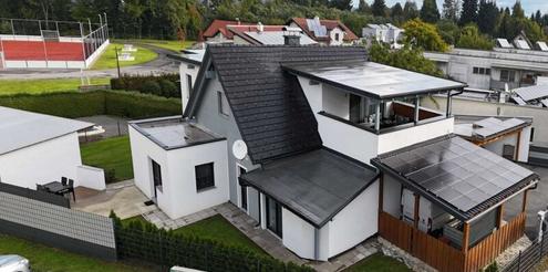 Grozgiges Einfamilienhaus mit 2 Wohneinheiten und Pool