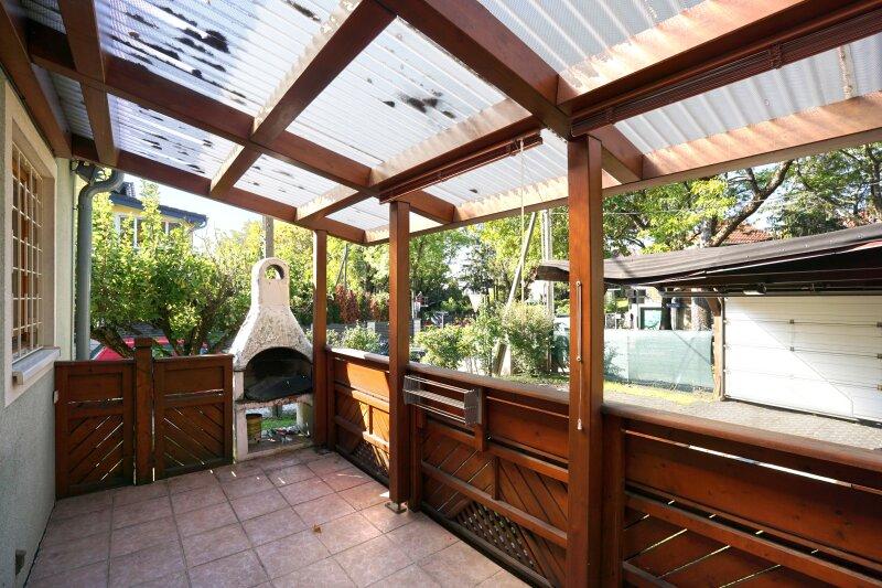 berdachte Terrasse mit gemauertem Grill