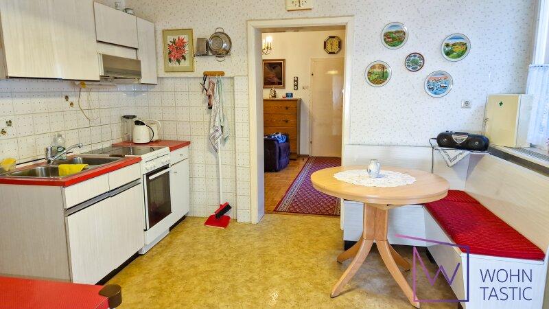 Kche mit kleiner Essecke.