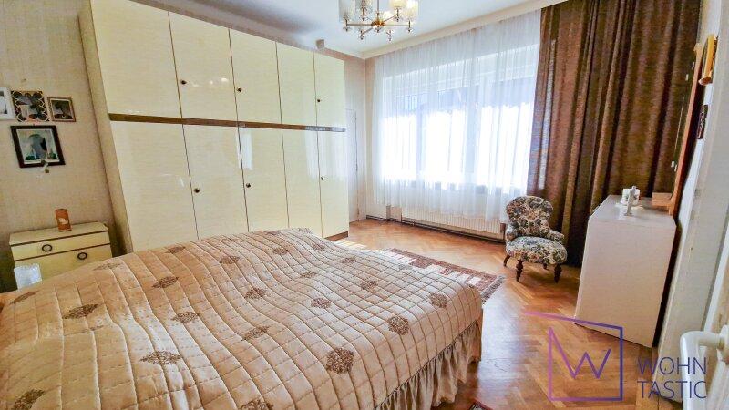 Schlafzimmer mit Schrank und eigenem WC.