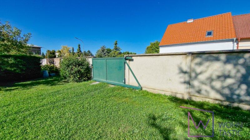 Eigene Einfahrt zum unverbauten Bau-Grundstck.