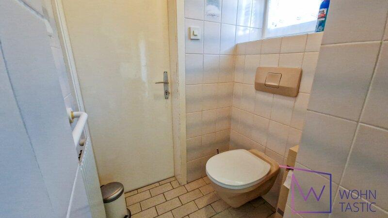 Gste-WC mit Fenster.