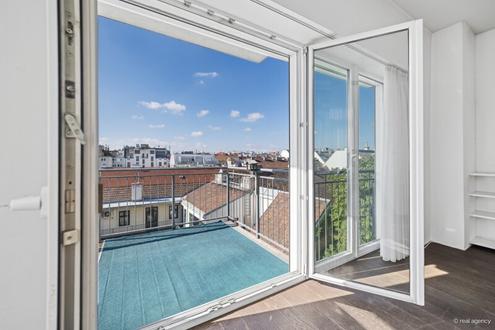 Weitblick, Ruhe & zentrale Lage - Sonnige Altbauwohnung mit Balkon
