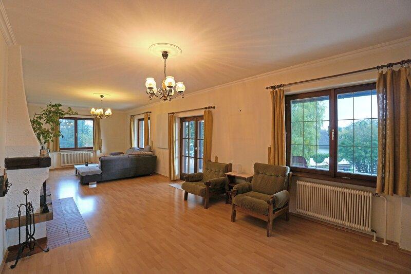 Wohnsalon mit Terrassenausgang und offenem Kamin