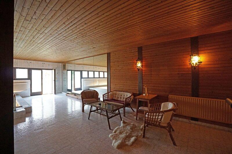 Wellnessbereich mit direktem Gartenausgang