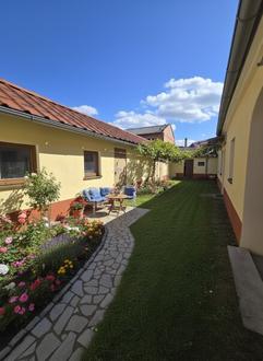 Wohnen, Arbeiten, Genießen - vielseitiges Zuhause in Vierkanthof-Struktur mit begrüntem Innenhof