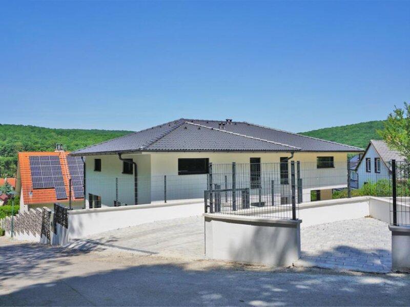 Straenseite mit Parkplat