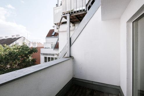 Ruhige 3-Zimmer-Dachgeschowohnung mit TERRASSE - PROVISIONSFREI