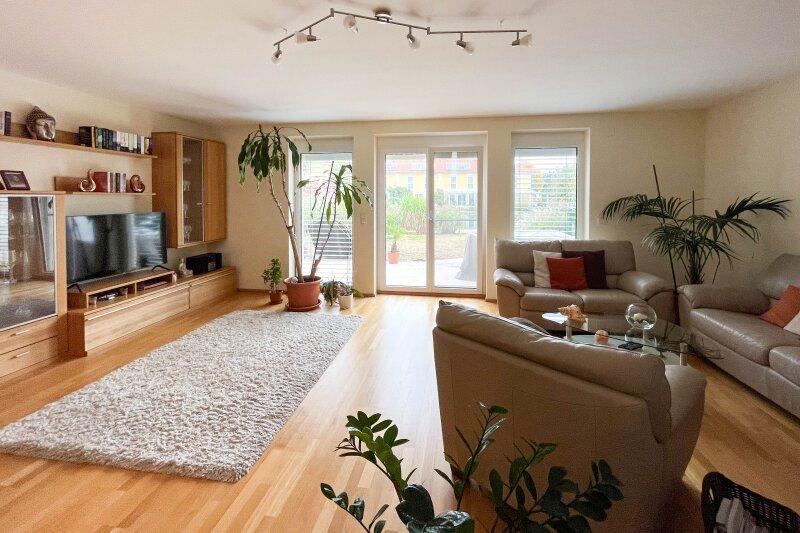 Wohnzimmer mit Ausgang in den Garten