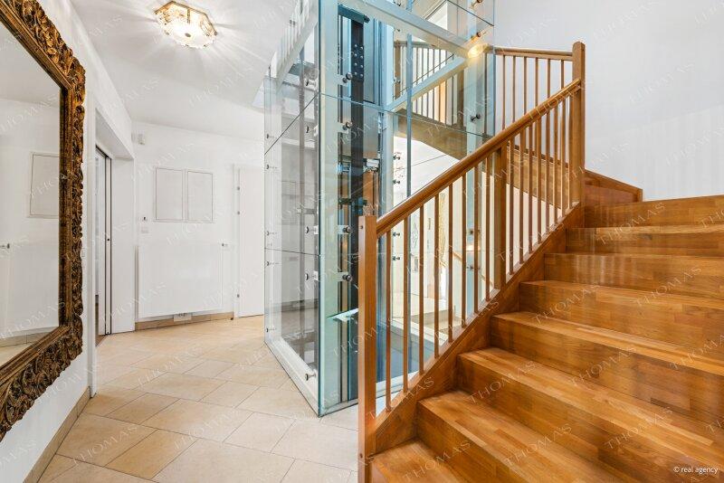 Gallerie mit privatem Aufzug ber alle Stockwerke