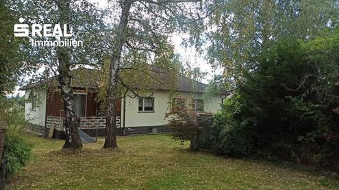 Bungalow in Siedlungsrandlage mit sensationellem Garten und Sauna-Bereich