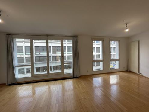 3 Zimmer Wohnung mit Gemeinschaftsdachterrasse direkt beim Karlsplatz!