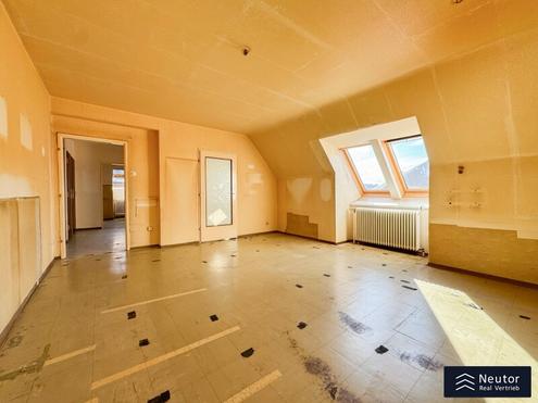 SANIERUNGSBEDÜRFTIGE DACHGESCHOSS WOHNUNG IN TOP LAGE DES 17. BEZIRKS - LICHTDURCHFLUTET - IDEAL ZUR 2-ZIMMER UMGESTALTUNG