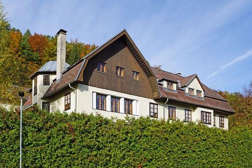 Grozgige 6-Zimmer-Wohnung im charmanten Adlerhof - inkl. Eigengarten und Stellplatz
