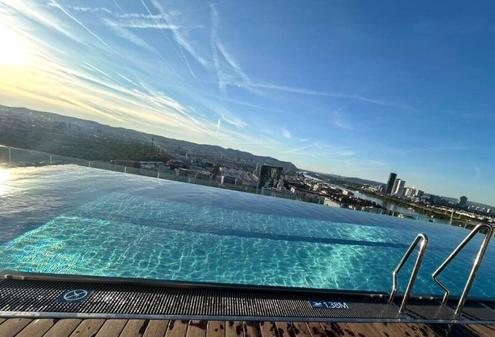 EINZIGARTIG IN WIEN !!! ERSTBEZUG 3 ZIMMER WOHNUNG IM "GRNBLICK" VIERTEL ZWEI + TRAUMTERRASSE MIT ca. 64 m + NUTZUNG INFINITY-AUSSENPOOL, GYM & SAUNA