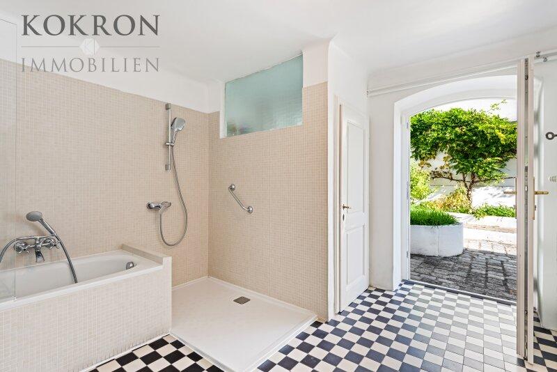 Familienbad mit Ausgang zum Innenhof und Garten