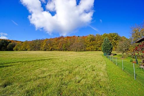Grozgiges, naturnahes Grundstck in sonniger Ruhelage und mit herrlicher Aussicht