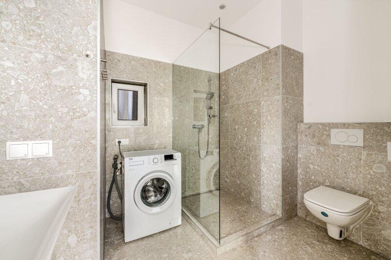 Badezimmer mit Dusche und WC