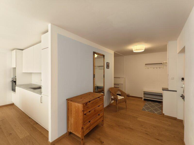 Wohnkche mit Blick in den Eingangsbereich