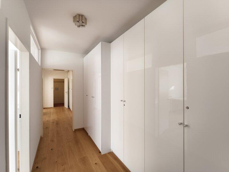 Flur mit Blick ins kleine Badezimmer