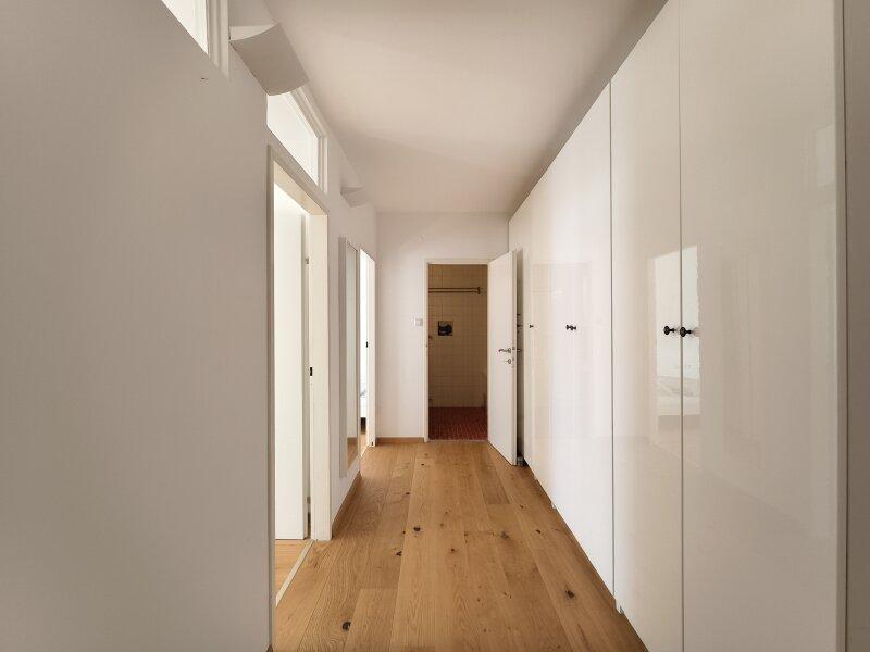 Flur mit Blick ins kleine Badezimmer