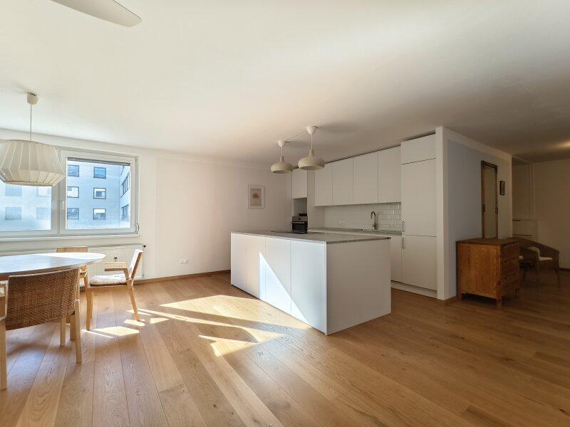 Wohnkche mit Blick in den Eingangsbereich