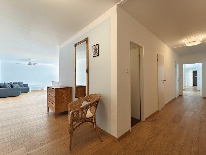 Eingangsbereich mit Blick in die Wohnkche und den Flur