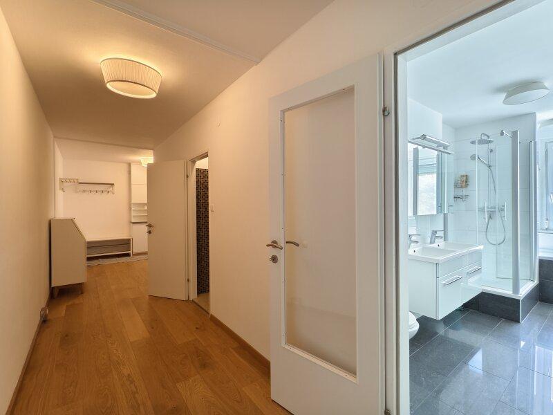 Flur mit Blick in den Eingangsbereich und ins groe Badezimm