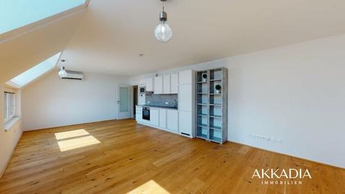 Moderne Dachgeschosswohnung, klimatisiert und gut geschnitten