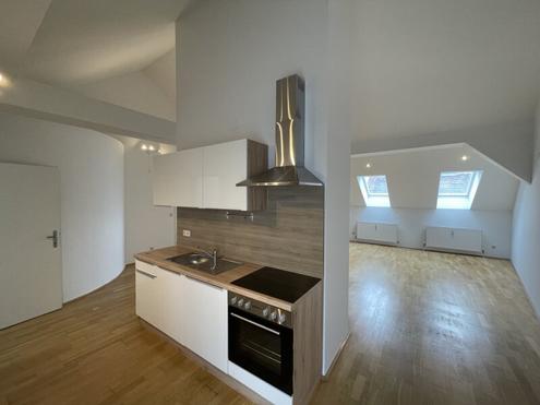 SANIERTE LUFTIGE DACHGESCHOSSWOHNUNG MIT BALKON - U4-NHE