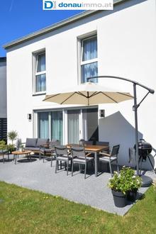 Massivhaus Baujahr 2022 - hochwertig möbliert mit Keller, Terrasse, Gartenhütte und Parkplätzen