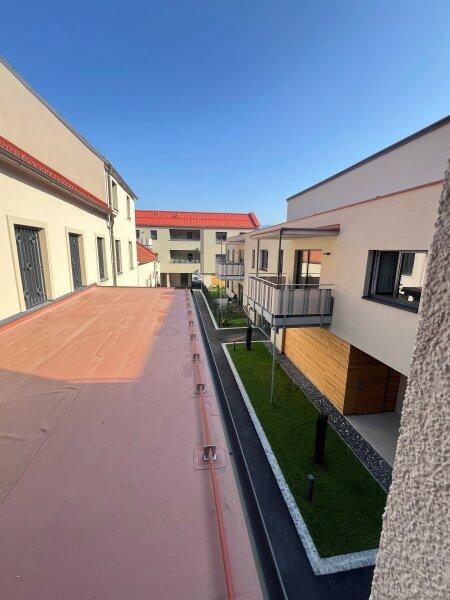 wunderschner, begrnter Innenhof-Aussicht von Terrasse aus