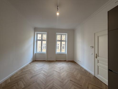 Erstbezug nach Generalsanierung - repräsentative 2 Zimmer Altbauwohnung zu vermieten