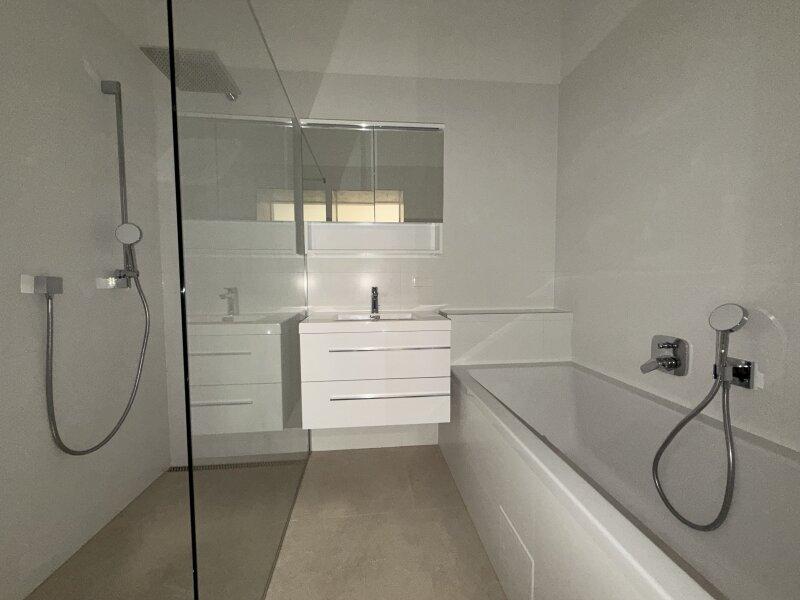 Bad mit Wanne und Dusche