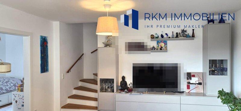 Wohnzimmer und Treppenaufgang