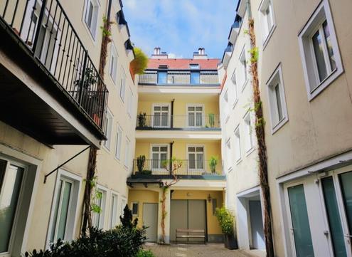 LINDENGASSE - Weitlufiger Wohnraum mit Balkon