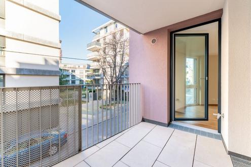Erstbezug ab Februar! Nähe U6/U4! Helle 2-Zimmer-Wohnung mit Loggia zu vermieten!