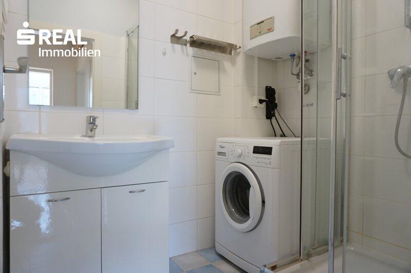 Smartes Badezimmer mit Dusche und Waschmaschine