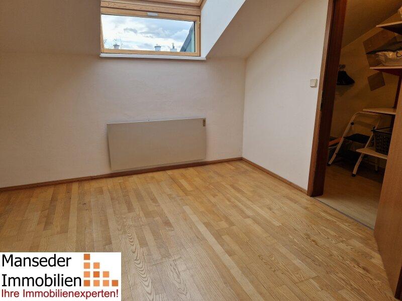 Schlafzimmer mit Schrankraum