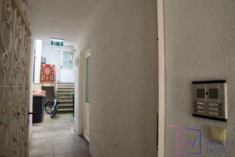 Innenliegender Hauseingang.