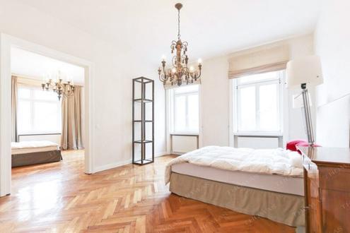 Elegant & zentral - Exklusiv mblierte Altbauwohnung im Servitenviertel
