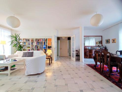 LINDENGASSE - Weitlufiger Wohnraum mit Balkon