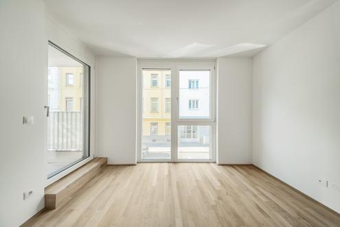 ERSTBEZUG >> bodentiefe Fenster in westseitiger Wohnung mit Loggia >> TOP LAGE
