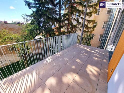 Wohnen auf einem neuen Level! Hochwertig sanierter Altbau mit 4,5 Zimmern, Sonnenbalkon und klimafreundlicher Erdwärme! Viel Privatsphäre + Viel Raum + Viel Grün!